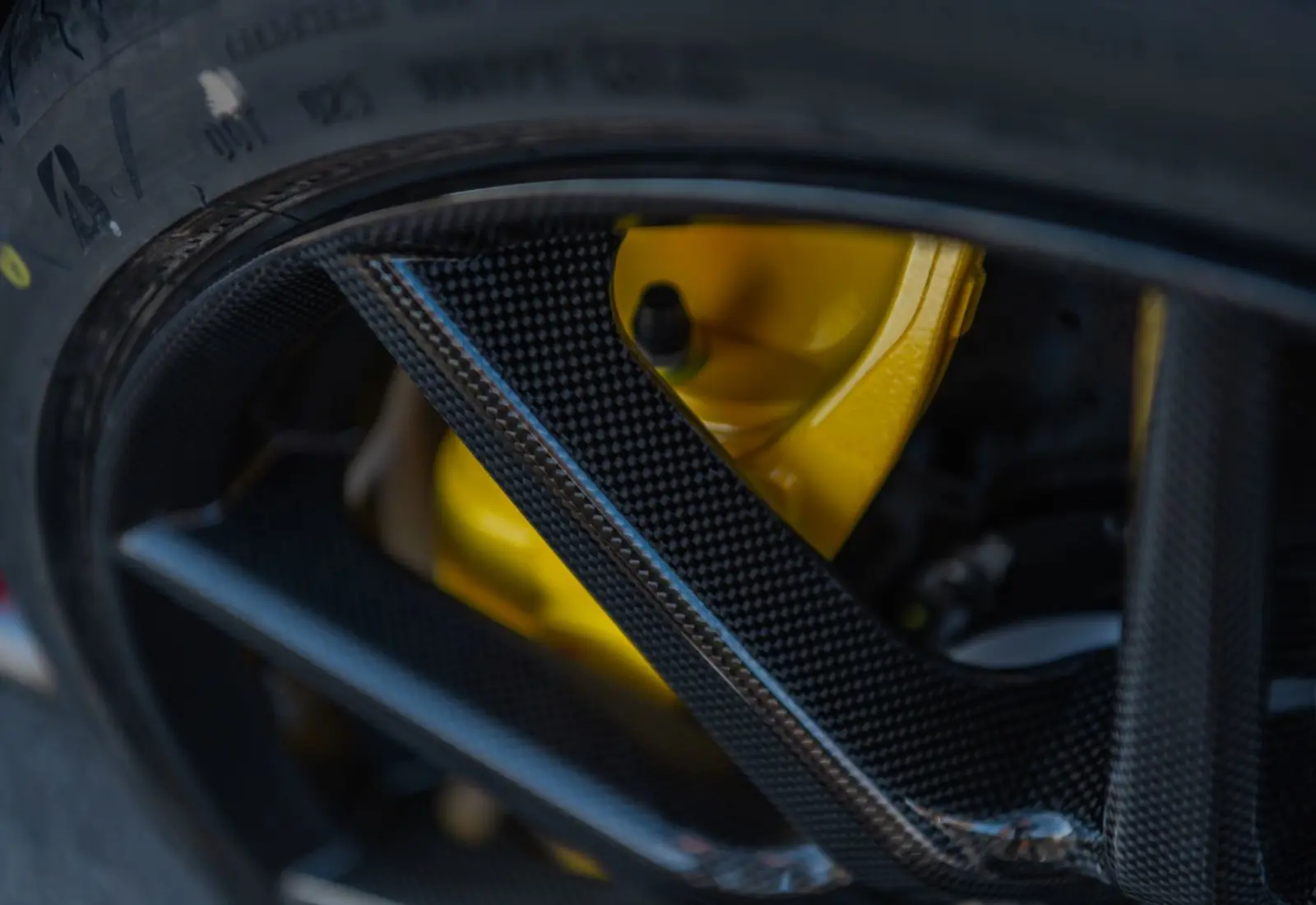 Ferrari 296 GTB * 1.HAND * CARBON * CARBON FELGEN * LIFT *  - 121307