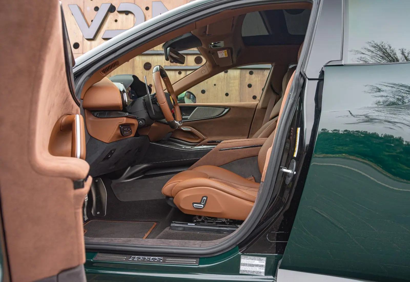 Ferrari Purosangue V12 * CARBON (9x) * MASSAGE * PANO * STOCK *  - 104062