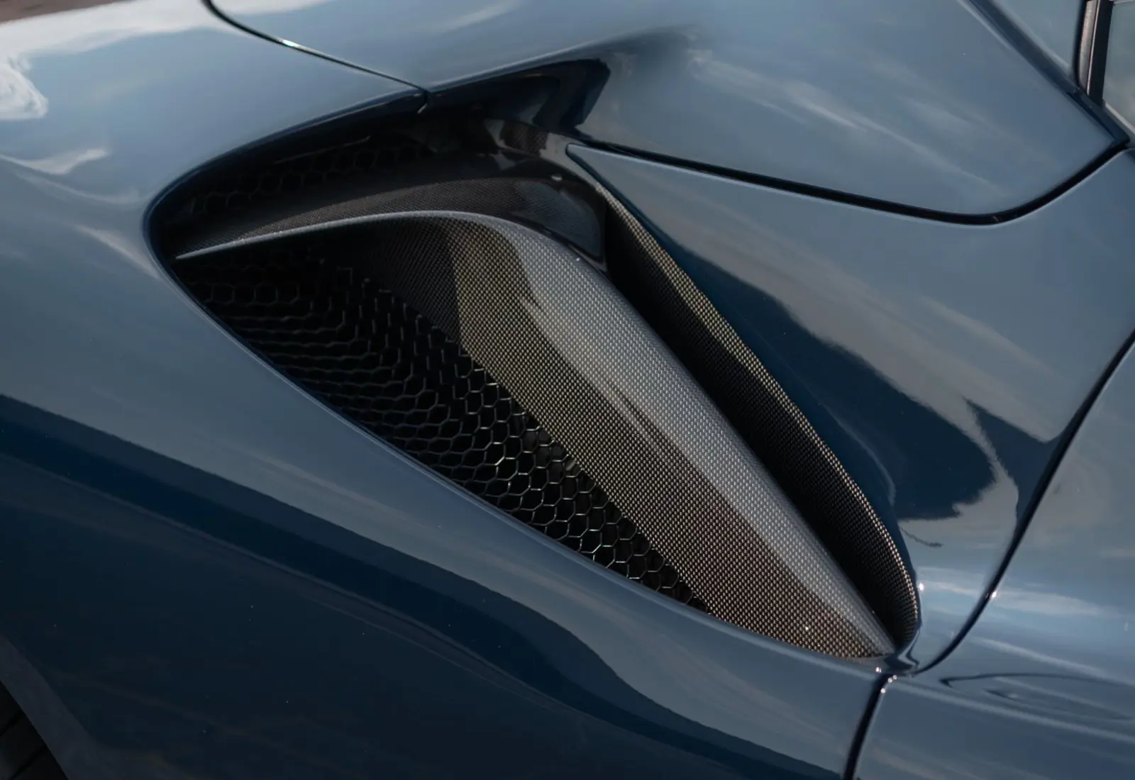 Ferrari SF90 Spider * CARBON(12x) * CARPLAY * LIFT * TWO-TONE *  - 117910