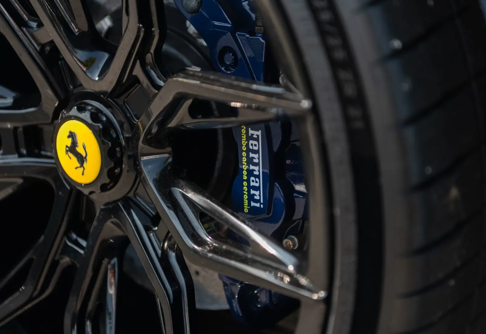 Ferrari SF90 Spider * CARBON(12x) * CARPLAY * LIFT * TWO-TONE *  - 117908